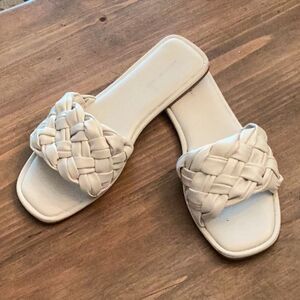 AMERICAN EAGLE SIZE 8 WHITE PUFFY BRAIDED SANDALS SLIDES FLATS